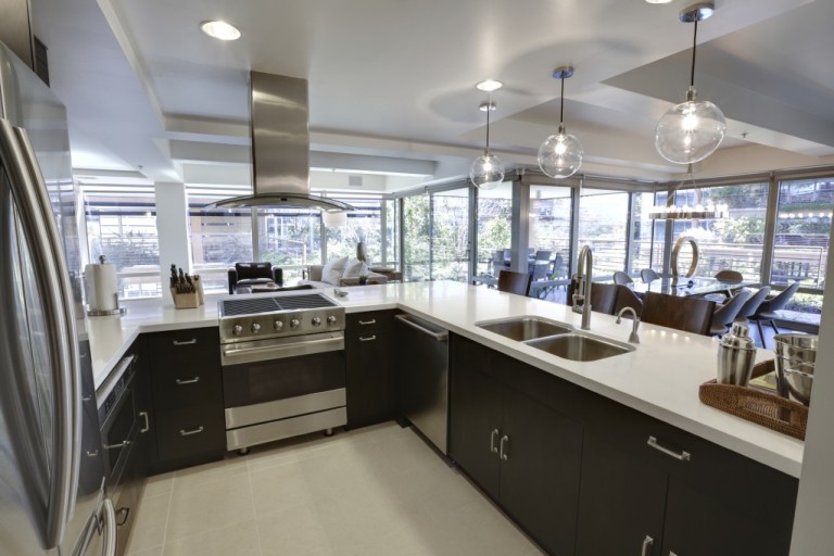 Phòng bếp được ưu tiên một không gian lớn, như một điểm nhấn cho căn hộ